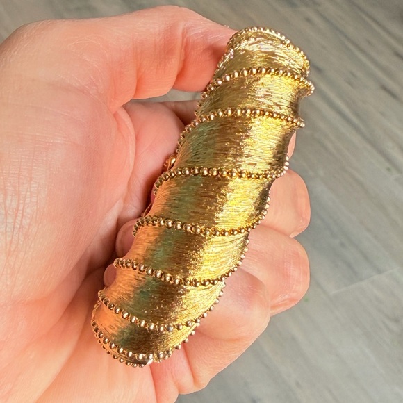 Vintage Monet textured gold bangle bracelet 1960-1970s - Picture 10 of 14